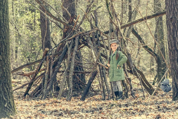 Malá holčička je založena chatě v lese — Stock fotografie