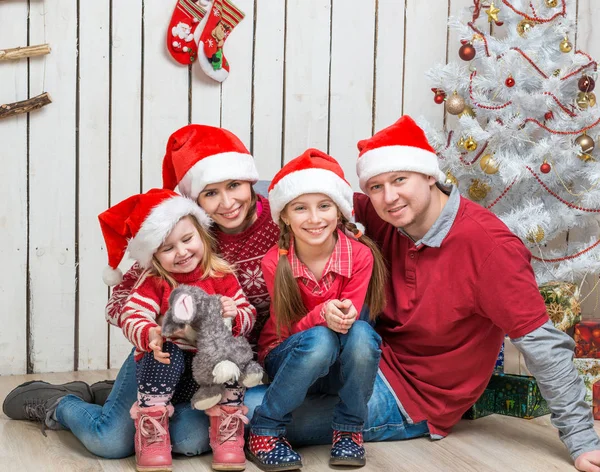 Grande famille en chapeaux de Père Noël rouge — Photo