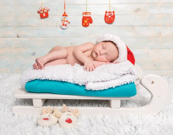 Bebé recién nacido durmiendo en una cuna de trineo —  Fotos de Stock
