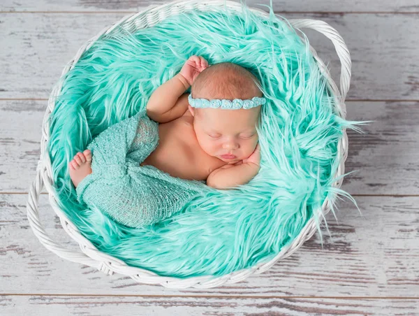 Śpiąca dziewczyna noworodka w okrągłe łóżeczko — Zdjęcie stockowe