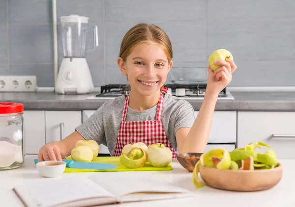 Meisje met geschilde appel in de hand — Stockfoto