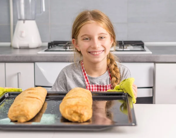 Litte meisje met gebakken appel strudels — Stockfoto