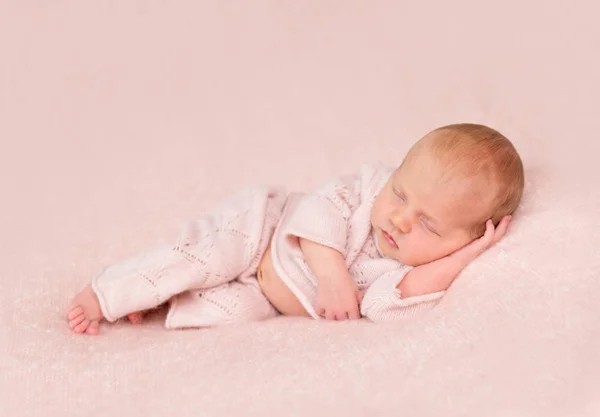 Pasgeboren op roze deken te slapen — Stockfoto