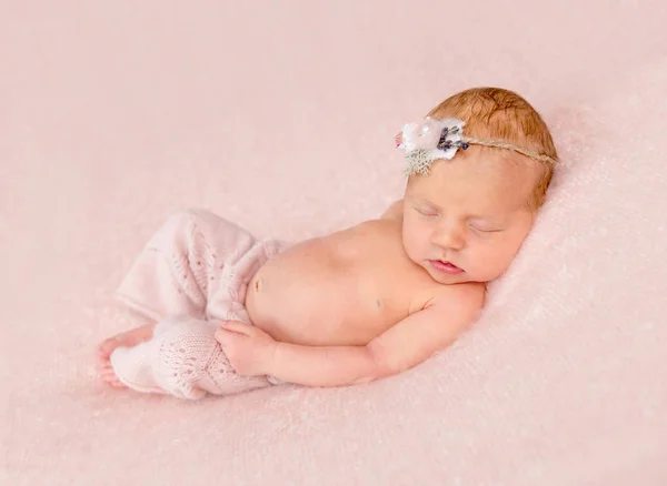 Στον ύπνο το νεογέννητο σε εσώρουχα και το στήριγμα κεφαλής — Φωτογραφία Αρχείου