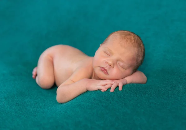 Süßes Neugeborenes schläft auf dem Bauch — Stockfoto