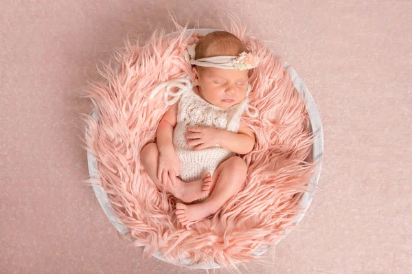 Sladká dívka novorozence v romper — Stock fotografie