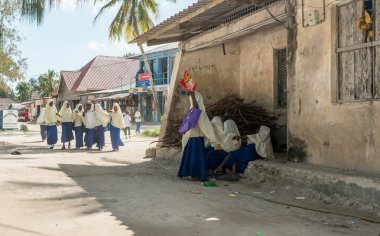 Zanzibar eski köy okulunda yakınındaki kız öğrenciler