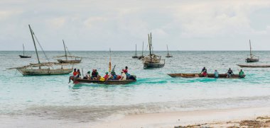 balıkçı tekneleri sahilde, Zanzibar ile manzara