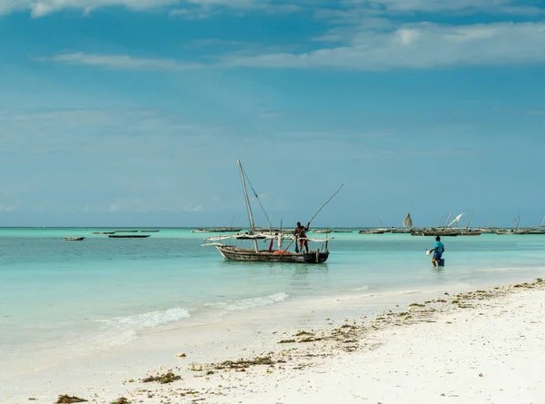 Bela paisagem marinha com barcos de pesca perto da costa africana — Fotografia de Stock