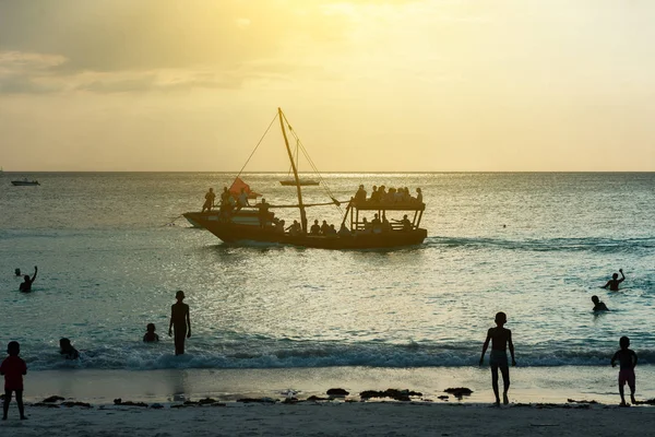 Bateau touristique près de la plage de Zanzibar au coucher du soleil — Photo