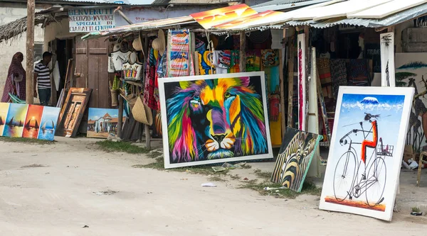 Ajándéktárgyak a turisták Zanzibar faluban standokon — Stock Fotó