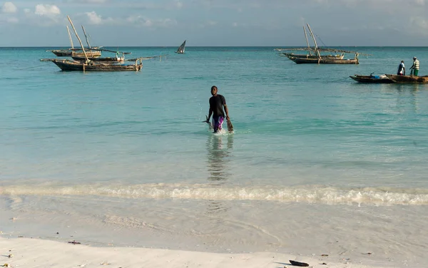 アフリカの海岸に魚を運ぶ男 — ストック写真