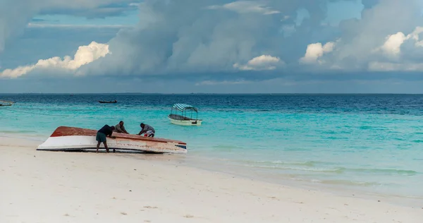 African fishermen repairing boat — Stock Photo, Image