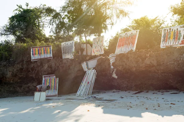 Künstler mit farbenfrohen Bildern am Strand von Sansibar — Stockfoto