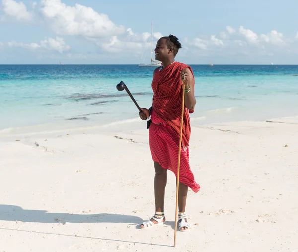 Bununla birlikte güneş gözlüklü bir plajda Masai gülümseyen — Stok fotoğraf