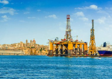 Petrol ve gaz platformu Valletta Limanı içinde yüzen