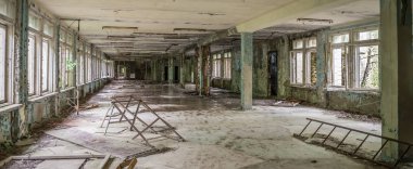 enkaz ve Pripyat kalıntıları ile harap okul Salonu