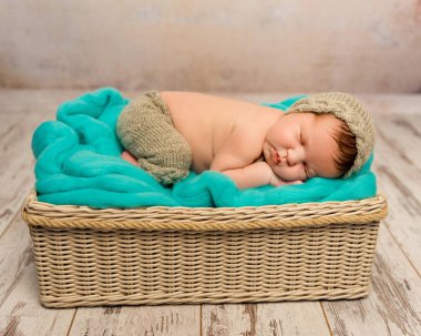 hasır karyolası komik uyurken yeni doğan bebek