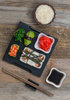 tepsi ve bir kase pilav üstten görünüm üzerinde rulo