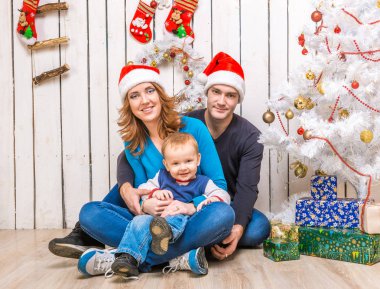 küçük oğlu ile kırmızı şapka genç ailesinden