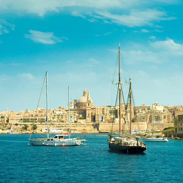 Вид парусных лодок с Valletta городской пейзаж на фоне — стоковое фото
