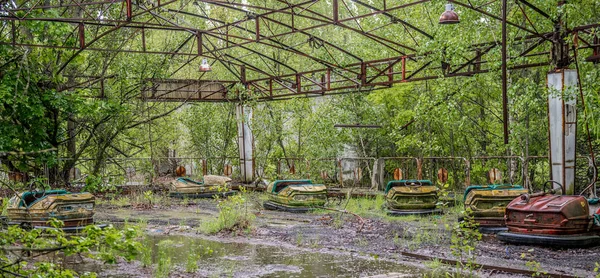 Parque infantil con coches en Pripyat park — Foto de Stock
