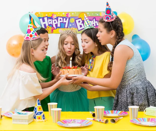 Tonåringar på en födelsedagsfest — Stockfoto