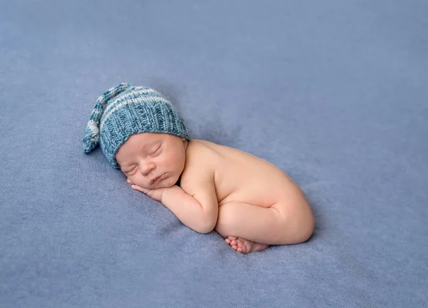 Schöne nackte Neugeborene in Hut schlafend auf Decke — Stockfoto