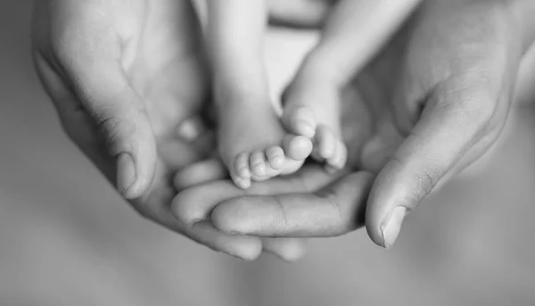 Winzige neugeborene Füße in menschlicher Handfläche — Stockfoto