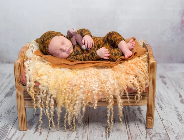 Spaní novorozence na malé posteli s načechranou peřinkou — Stock fotografie