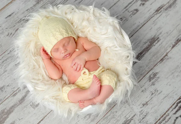 Zoete pasgeboren baby slapen op ronde bed, bovenaanzicht — Stockfoto