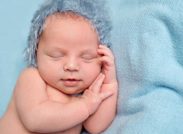 Bébé doux avec sourire dormant à portée de main — Photo