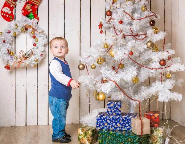 Χαριτωμένο μικρό αγόρι που στέκονταν κοντά το χριστουγεννιάτικο δέντρο — Φωτογραφία Αρχείου