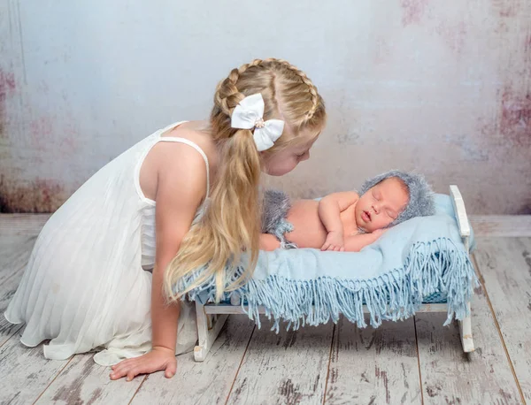Στον ύπνο το νεογέννητο στο μικρό κρεβάτι και η αδελφή του — Φωτογραφία Αρχείου
