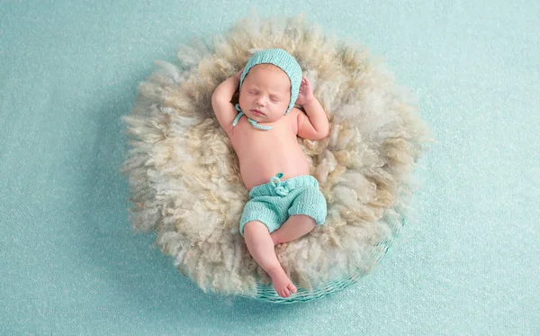 Vicces újszülött alszik mögött a fejét kezével — Stock Fotó