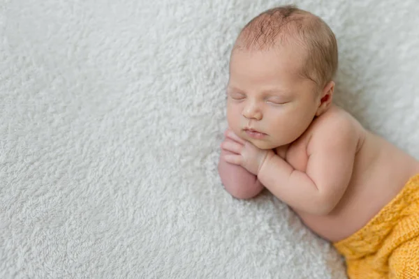 Dulce durmiendo recién nacido chico en amarillo bragas — Foto de Stock