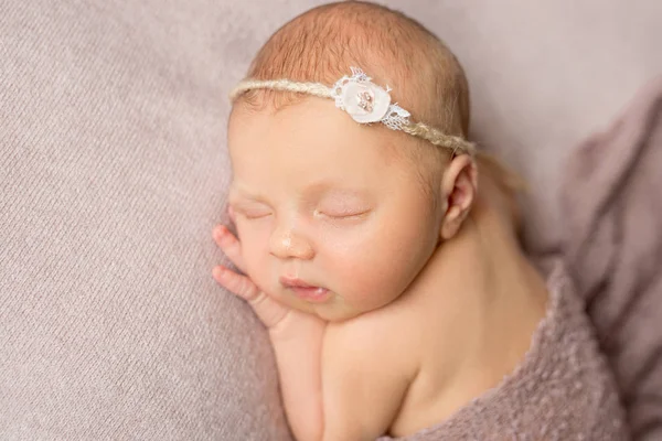 Piękne dziewczyny noworodka, z kwiatem na jej pałąk — Zdjęcie stockowe