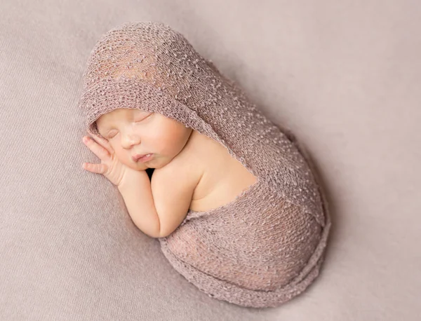 Dulce durmiendo recién nacido chica cubierto con chal —  Fotos de Stock