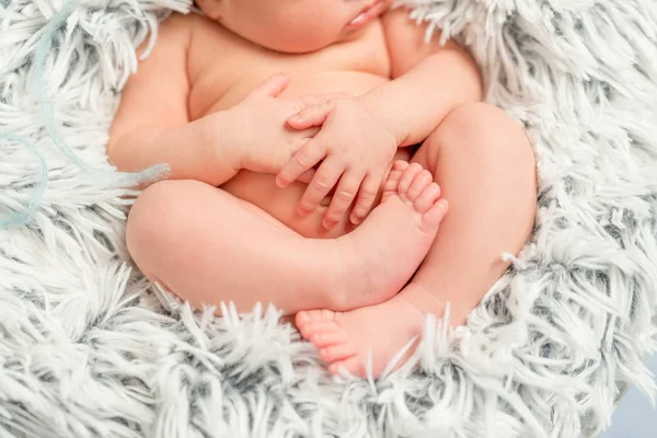 生まれたばかりの赤ちゃん、小さな足の指で足を入札マクロ — ストック写真