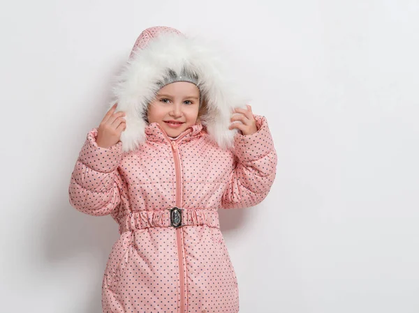 Милая маленькая девочка в куртке с капюшоном — стоковое фото