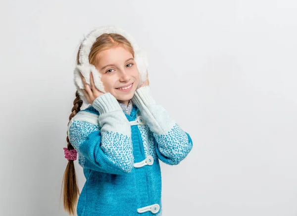 Schattige lachende meisje in warme bont hoofdtelefoon — Stockfoto