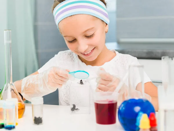 Şişeler kimya ile küçük kız — Stok fotoğraf