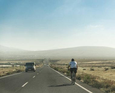 roand dağlar ve trafik üstünde o ile manzara