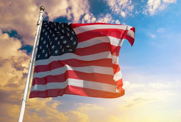 Amerikanska flaggan på bakgrunden av himlen — Stockfoto