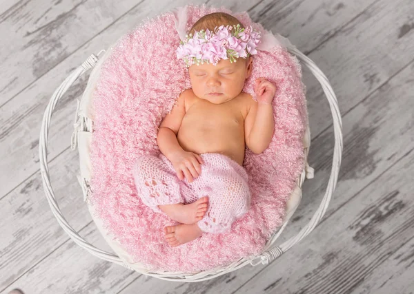 Belle jeune fille en culotte rose et chapeau dans le panier — Photo