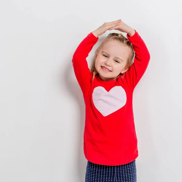 Χαριτωμένο κορίτσι γέλιο σε κόκκινο πουλόβερ — Φωτογραφία Αρχείου