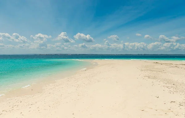 Sandbank with transparent turquoise water — Stock Photo, Image