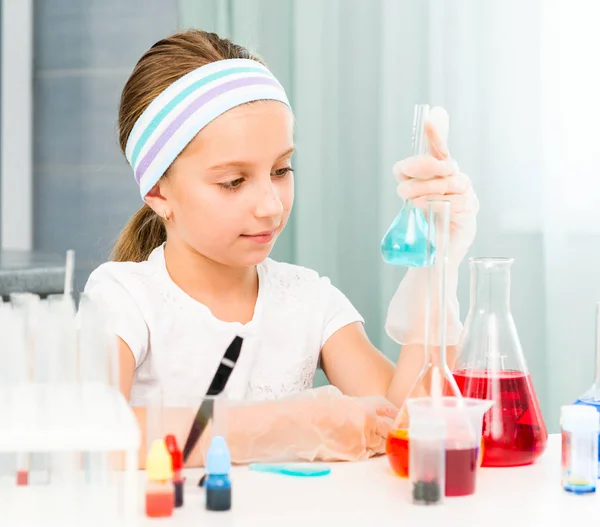 Niña con frascos para química —  Fotos de Stock