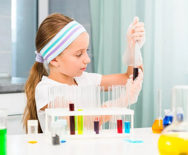 Kleines Mädchen mit Fläschchen für Chemie — Stockfoto