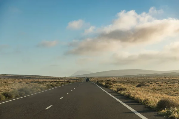 Paisagem com rodovia para montanhas em Lanzarotte — Fotografia de Stock